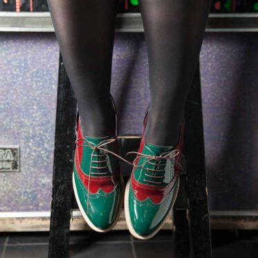Zapato para mujer de cordones estilo Oxford bicolor verde y rojo en piel charol Lena GoR Hecho a mano en España por Beatnik Shoes