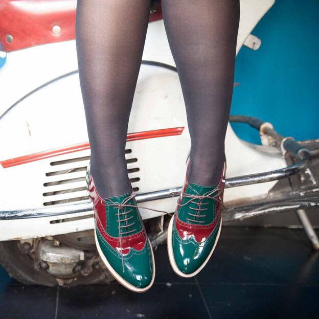 Zapato para mujer con cordones Oxford bicolor verde y rojo en piel charol Lena GoR Hecho a mano en España por Beatnik Shoes