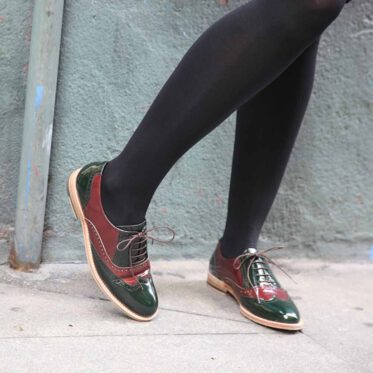 Zapato cómodo para mujer con cordones estilo Oxford bicolor verde y rojo en piel charol Lena GoR Hecho a mano en España por Beatnik Shoes