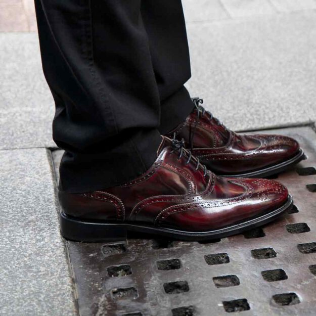 Zapato de vestir con cordones Oxford brogue burdeos para hombre Holmes Burgundy hecho a mano en España por Beatnik Shoes