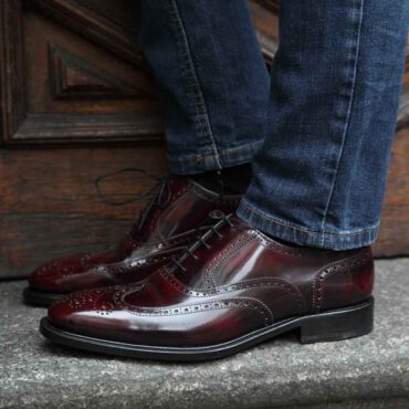 Zapato de cordones Oxford brogue rojo para hombre Holmes Burgundy hecho a mano en España por Beatnik Shoes