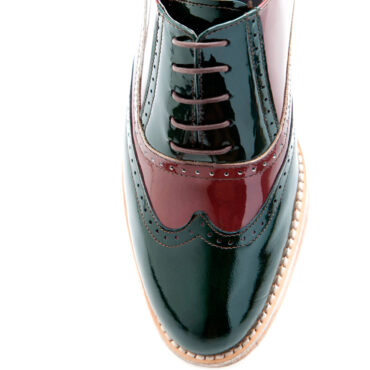 Oxford style low heel shoes for women in two-tone patent leather Lena Green on red Handmade in Spain by Beatnik Shoes