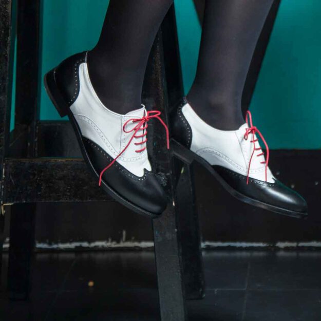 Zapato bajo de cordones Oxford de mujer bicolor blanco y negro Lena BW por Beatnik Shoes