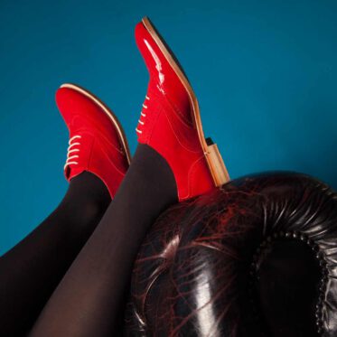 Zapato brogue estilo Oxford rojo para mujer en charol y ante Lena Too red por Beatnik Shoes