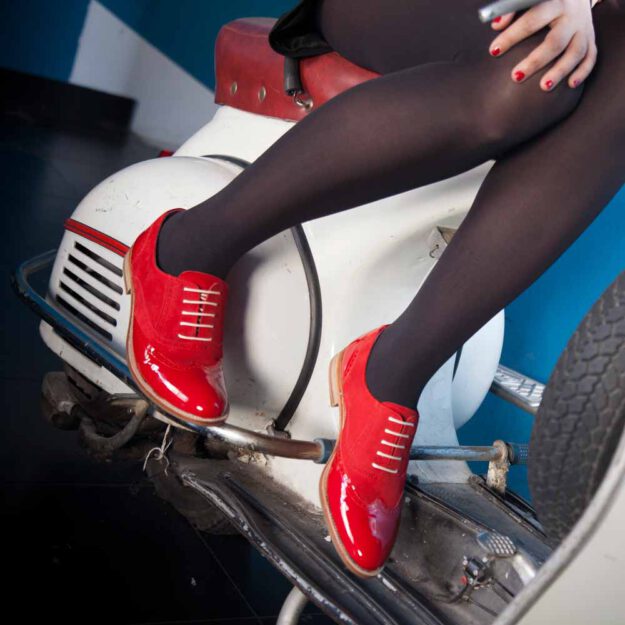 Zapato brogue de cordones estilo Oxford rojo para mujer en charol y ante Lena Too red por Beatnik Shoes