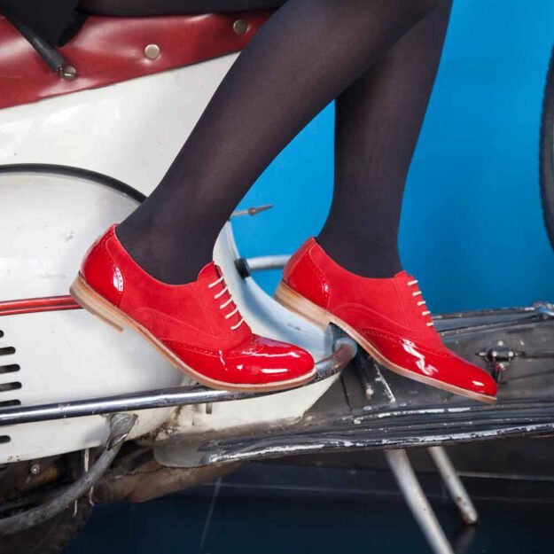 Zapato de cordones Oxford rojo para mujer en charol y ante Lena Too red hecho a mano en España por Beatnik Shoes