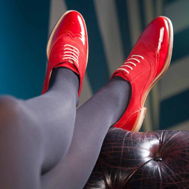 Zapato estilo Oxford rojo para mujer en charol y ante Lena Too red por Beatnik Shoes