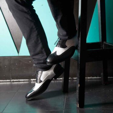 Zapato de cordones Oxford bicolor blanco y negro de hombre en piel de becerro hecho a mano en España por Beatnik Shoes