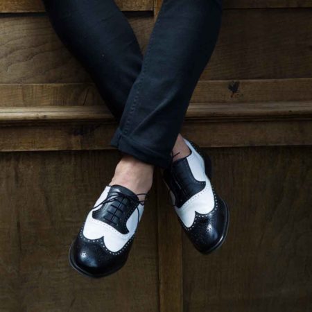 Chaussures en cuir bicolore noir et blanc de style Oxford pour hommes Holmes BW Fabriquées à la main en Espagne par Beatnik Shoes