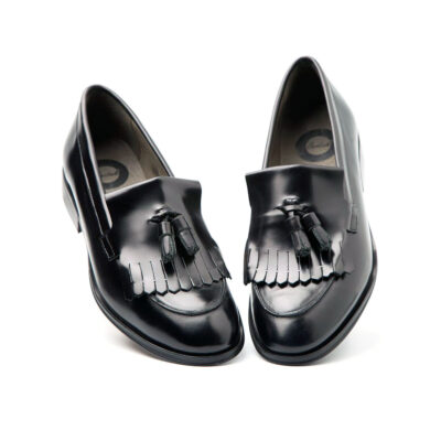 Black leather moccasins for women. Handmade in Spain by Beatnik Shoes