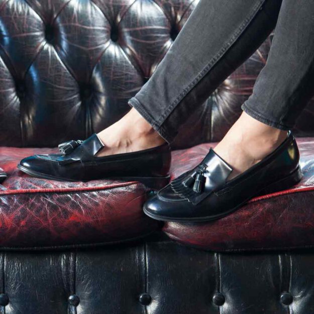 Castellanos negros de borlas para mujer Tammi Black hechos a mano en España por Beatnik Shoes