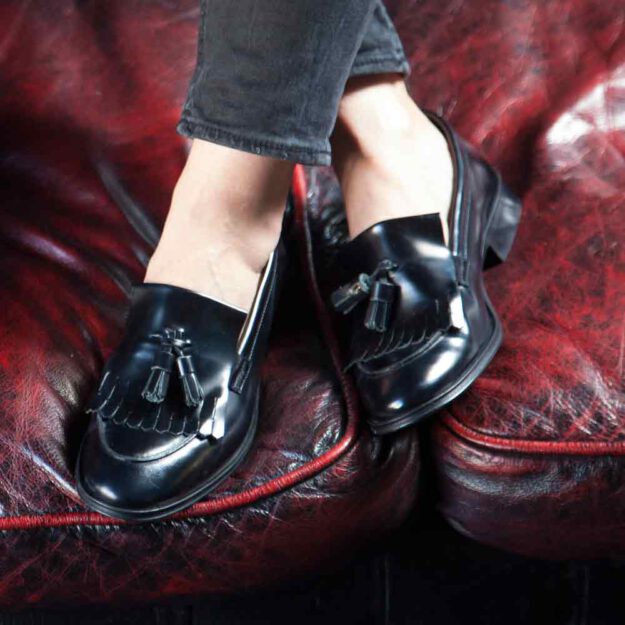 Mocasines negros de borlas para mujer Tammi Black hechos a mano en España por Beatnik Shoes