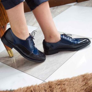 Scarpa da donna bicolore blu e nera stile oxford con lacci Ethel Nero e blu di Beatnik Shoes