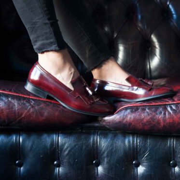 Loafers rojos de mujer con borlas Tammi Red por Beatnik Shoes