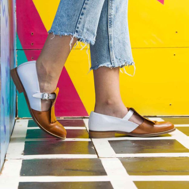 Zapato Monk de hebillas bicolor para mujer Brenda Brown and White hecho a mano en España por Beatnik Shoes