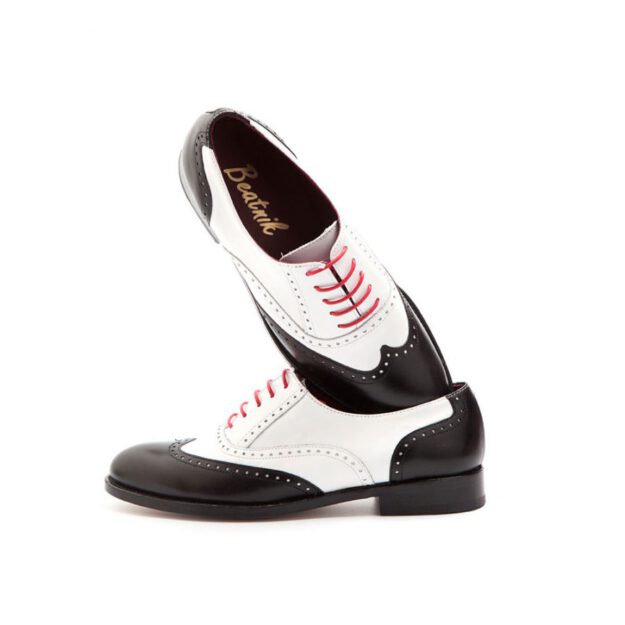 Zapato bicolor de cordones blanco y negro para mujer Lena Black & white by Beatnik Shoes