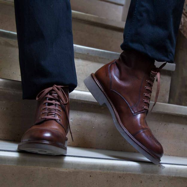 Botines brogue cap toe de cordones para hombre Truman hechos a mano en España en piel de becerro marrón por Beatnik Shoes