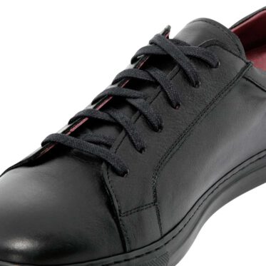 Zapatillas negras de piel para hombre y mujer Harper Black hechas a mano en España por Beatnik Shoes