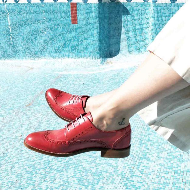Zapato rojo de cordones estilo Blucher en piel y cómodo tacón bajo para mujer Ethel Orange Crush. Hecho a mano en España por Beatnik Shoes