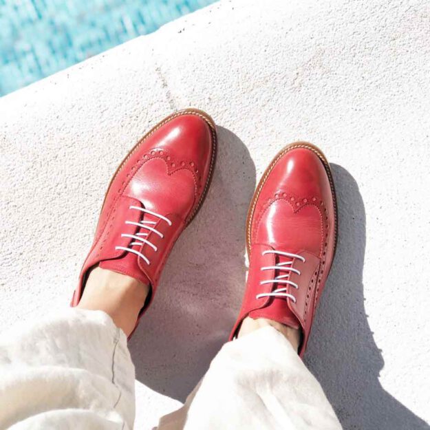 Zapato rojo de cordones estilo Blucher en piel y cómodo tacón bajo para mujer Ethel Orange Crush. Hecho a mano en España por Beatnik Shoes