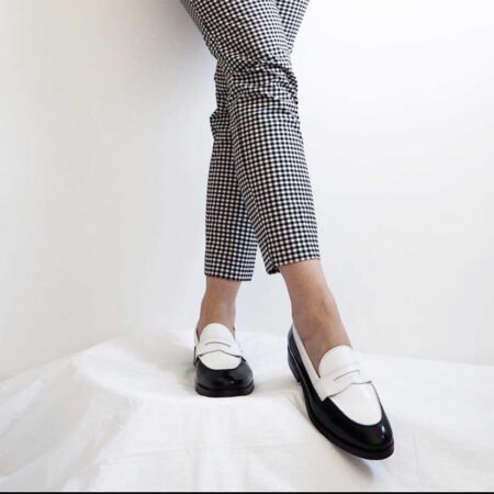 Penny loafers bicolores blancos y negros clásicos para mujer en piel hechos a mano en España por Beatnik Shoes Irma Black & White