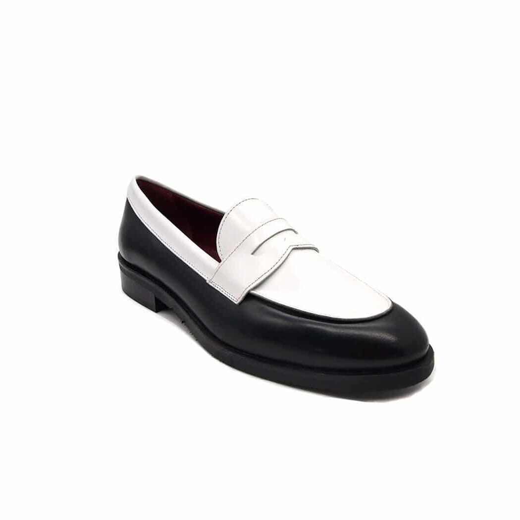 Penny loafers bicolores blancos y negros clásicos para mujer en piel hechos a mano en España por Beatnik Shoes Irma Black & White