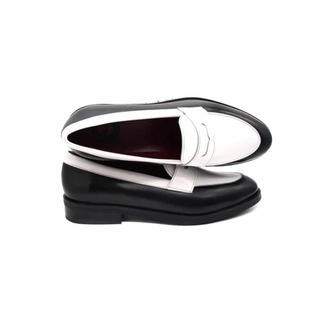 Penny loafers bicolores blancos y negros clásicos para mujer en piel hechos a mano en España por Beatnik Shoes Irma Black & White