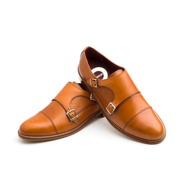 Zapato monk de dos hebillas marrón para mujer Beatnik June Brown. Hecho a mano en España por Beatnik Shoes