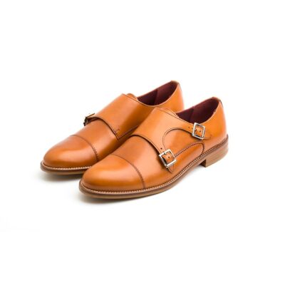 Zapato monk de dos hebillas marrón para mujer Beatnik June Brown. Hecho a mano en España por Beatnik Shoes
