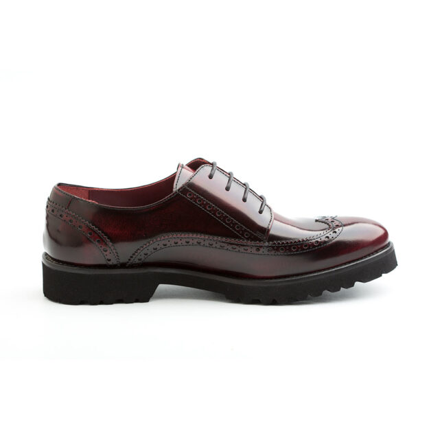 Zapato estilo Oxford rojo con cordones de mujer en piel burdeos con suela de goma Ethel Red Brogue. Hecho a mano en España por Beatnik Shoes