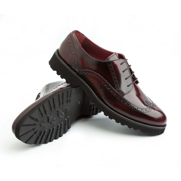 Zapato estilo Oxford rojo con cordones de mujer en piel burdeos con suela de goma Ethel Red Brogue. Hecho a mano en España por Beatnik Shoes