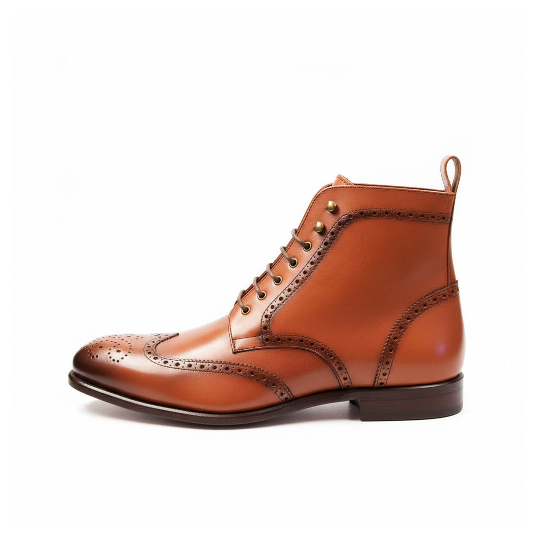 Classici stivali brogue in stile inglese, realizzati a mano in pelle marrone, con chiusura a lacci e suola in cuoio cucita da Beatnik Williams