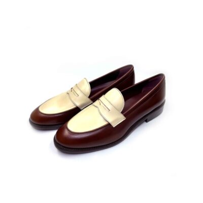 Penny loafers bicolores beige y marrón clásicos para mujer en piel hechos a mano en España por Beatnik Shoes Irma Beige & Brown