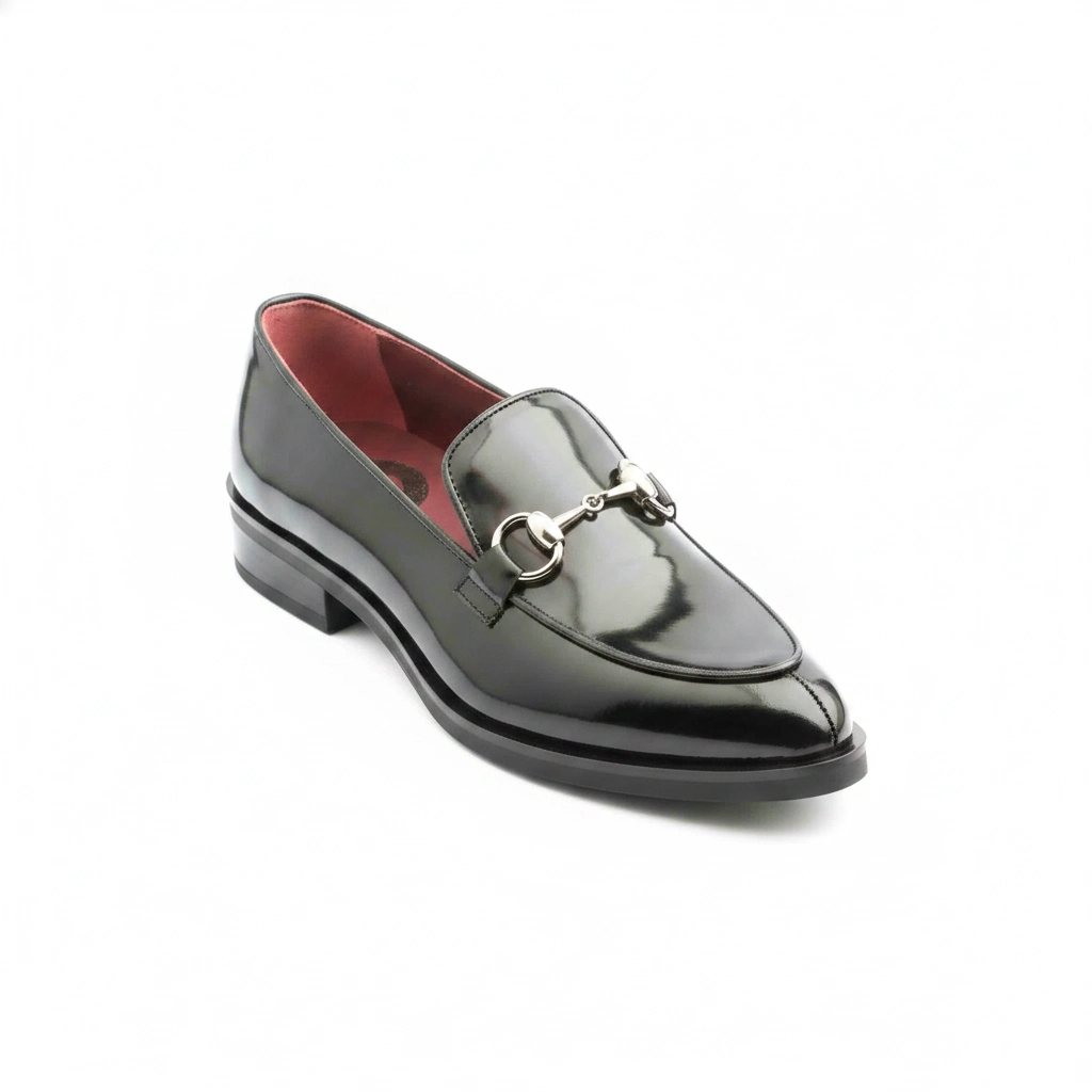 Mocasines negros de piel para mujer con adorno metálico de estribo, hechos a