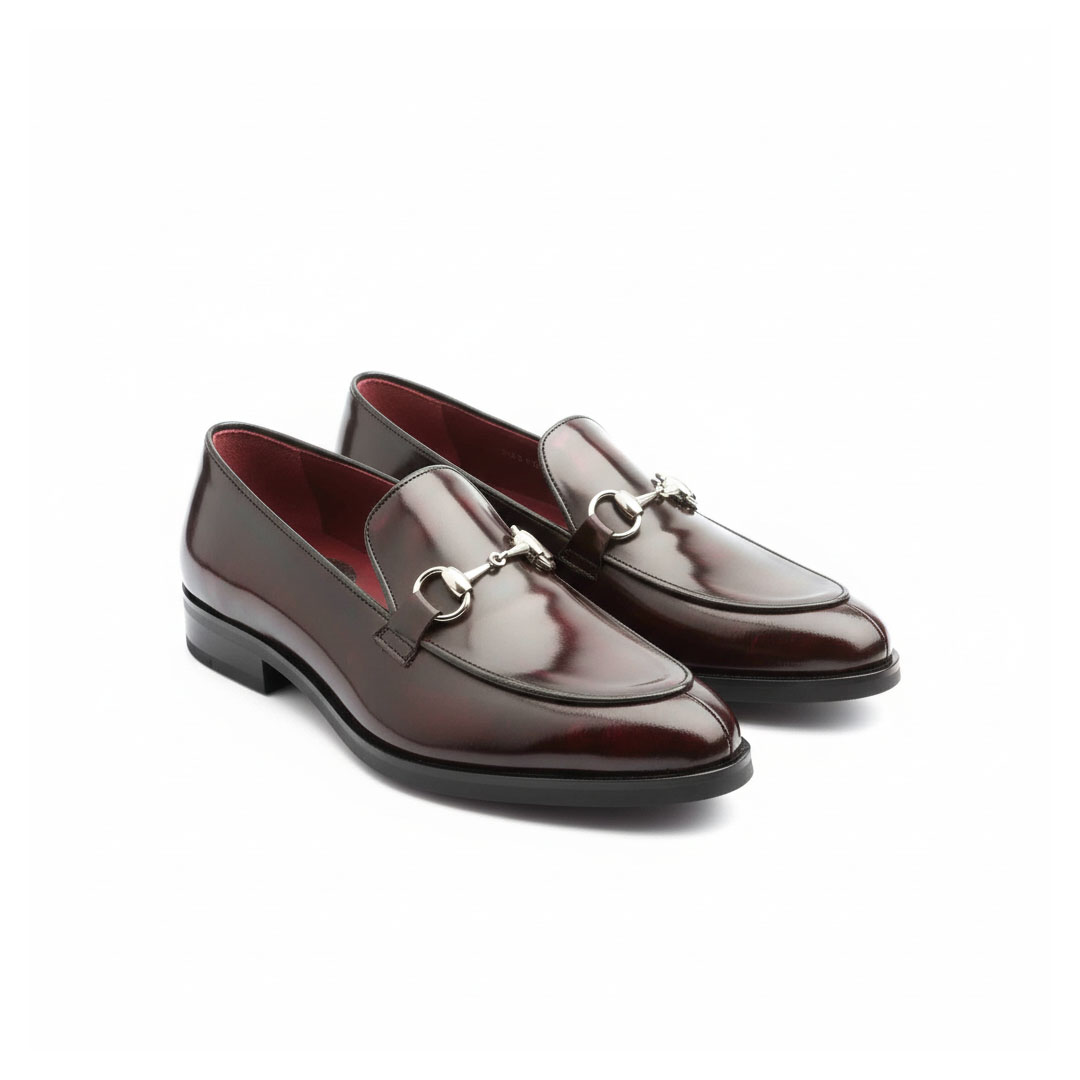 Mocasines rojos de piel para mujer con adorno metálico de estribo, hechos a mano en España Beatnik Nina Red