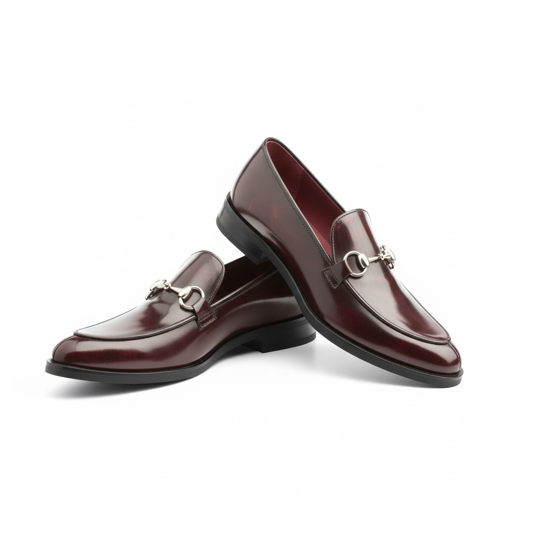 Mocasines rojos de piel para mujer con adorno metálico de estribo, hechos a mano en España Beatnik Nina Red