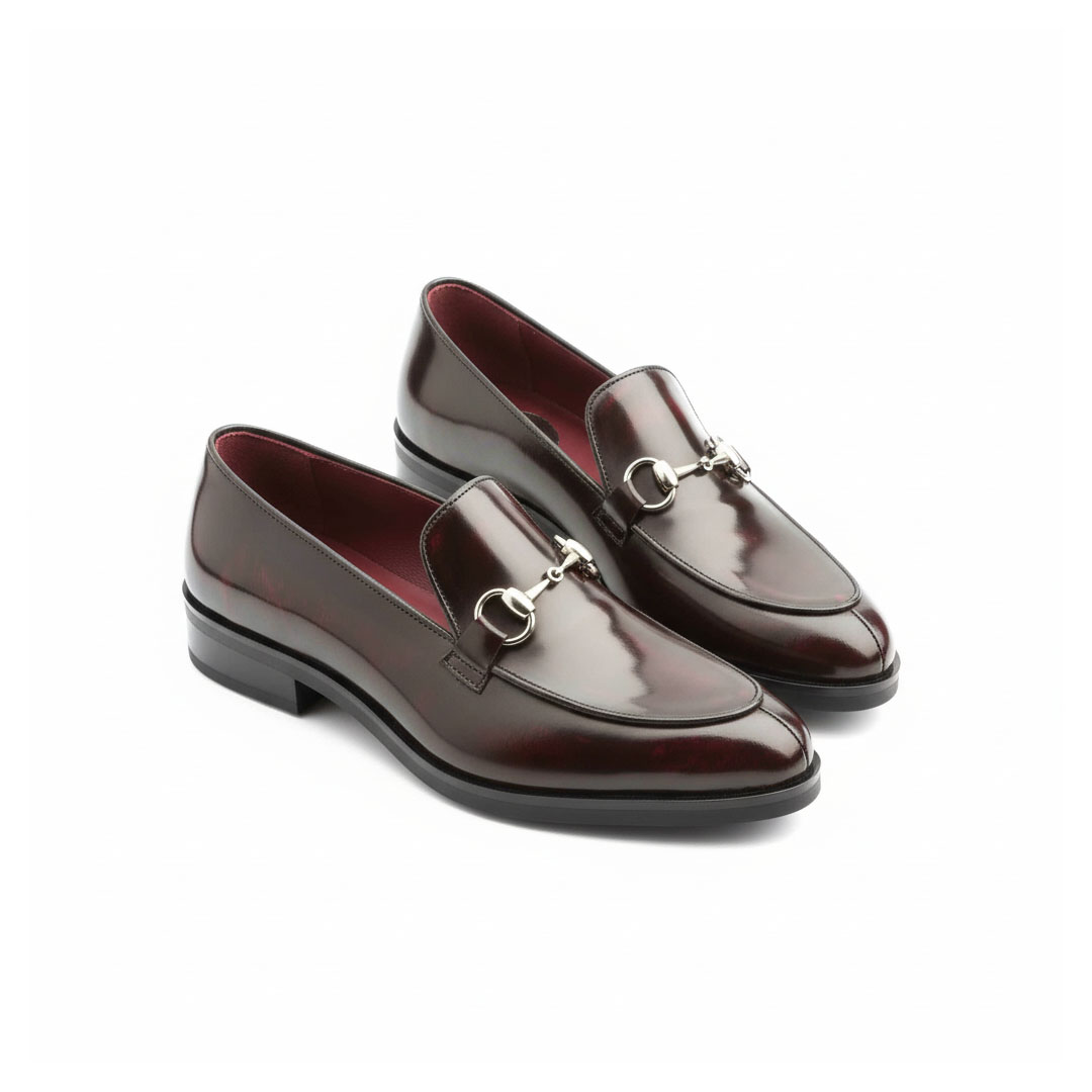 Mocasines rojos de piel para mujer con adorno metálico de estribo, hechos a mano en España Beatnik Nina Red