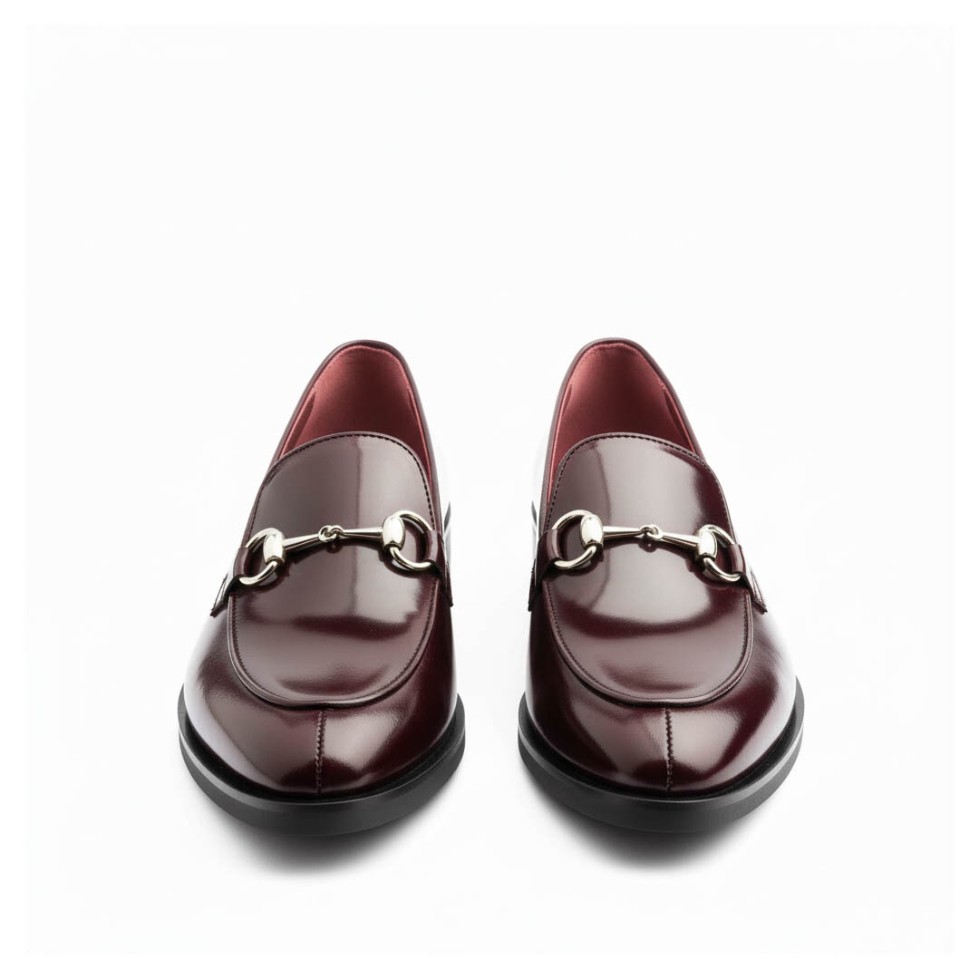 Mocasines rojos de piel para mujer con adorno metálico de estribo, hechos a mano en España Beatnik Nina Red