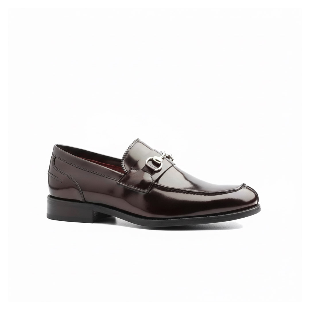 Mocasines rojos de piel para hombre con adorno metálico de estribo, hechos a mano en España Beatnik Snyder Red