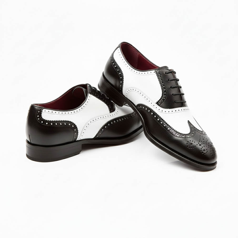 Zapato Oxford de cordones bicolor blanco y negro de hombre en piel de becerro hecho a mano en España por Beatnik Shoes