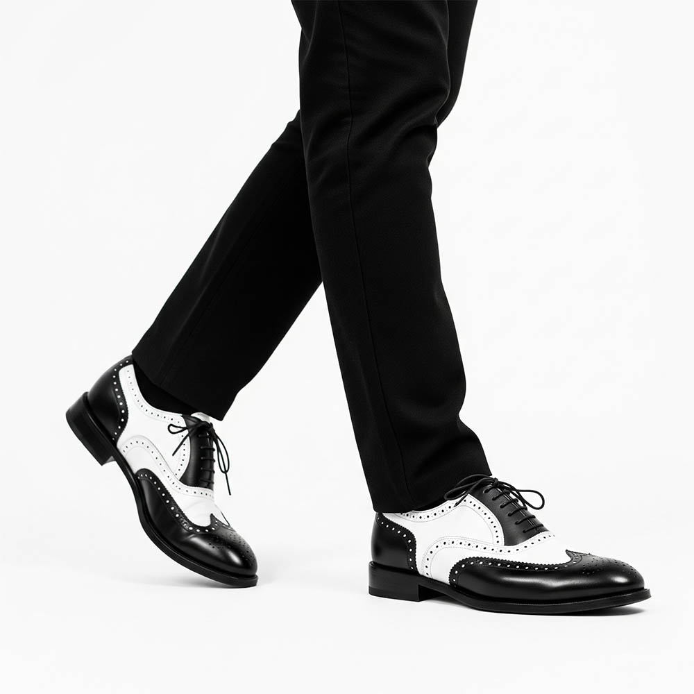 Zapato Oxford de cordones bicolor blanco y negro de hombre en piel de becerro hecho a mano en España por Beatnik Shoes