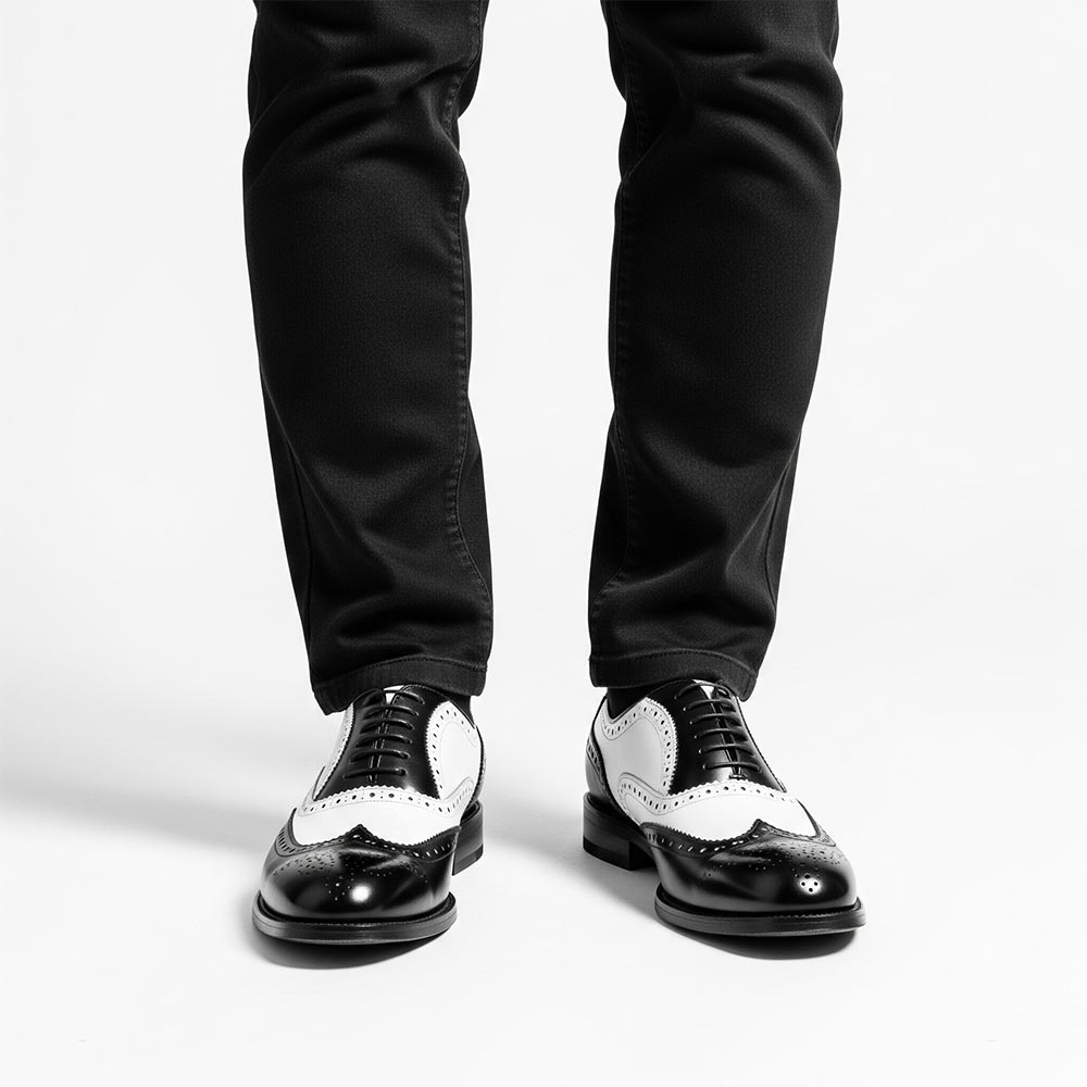 Zapato Oxford de cordones bicolor blanco y negro de hombre en piel de becerro hecho a mano en España por Beatnik Shoes