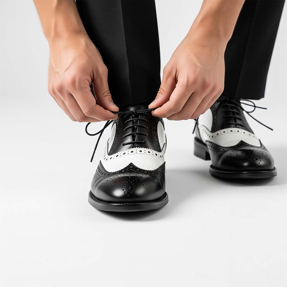 Zapato Oxford de cordones bicolor blanco y negro de hombre en piel de becerro hecho a mano en España por Beatnik Shoes