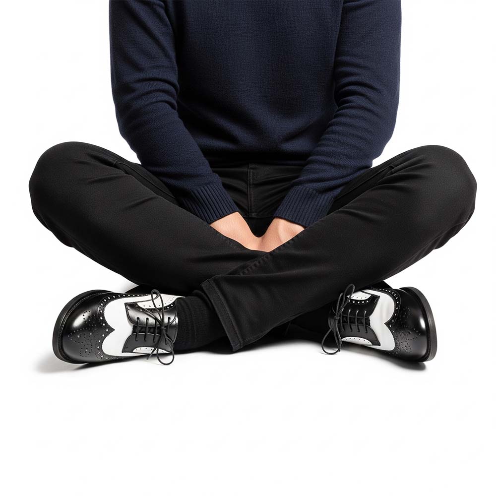 Zapato Oxford de cordones bicolor blanco y negro de hombre en piel de becerro hecho a mano en España por Beatnik Shoes