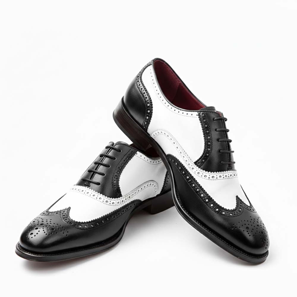 Zapato Oxford de cordones bicolor blanco y negro de hombre en piel de becerro hecho a mano en España por Beatnik Shoes