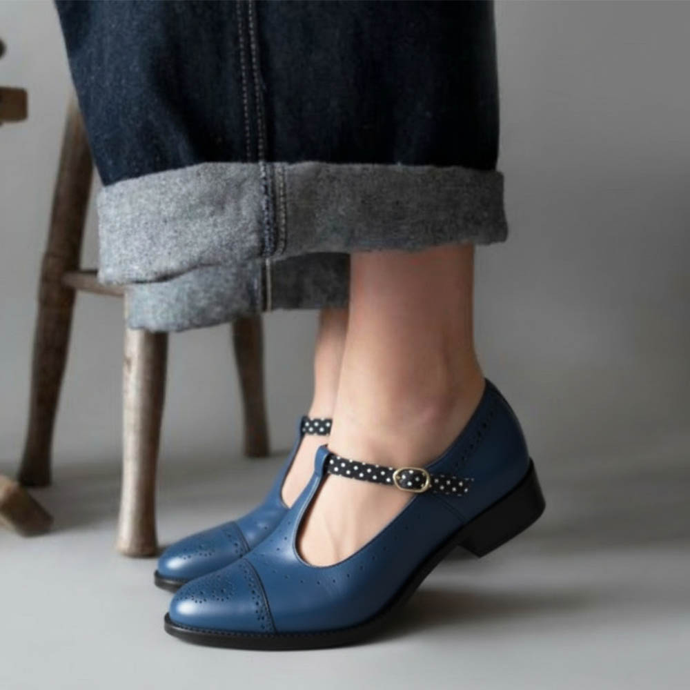 Zapato Mary Jane para mujer en piel con tacón bajo, hecho a mano en España, Beatnik Martha Blue