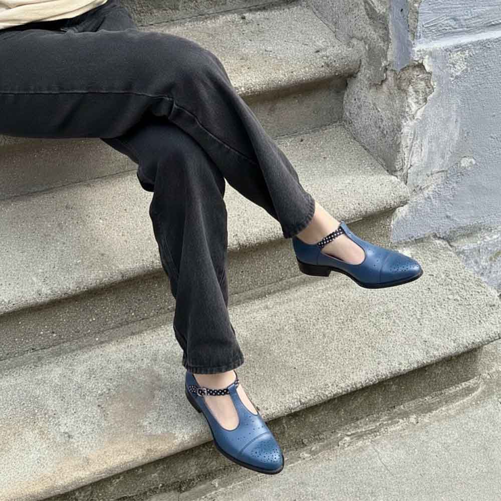Zapato Mary Jane para mujer en piel con tacón bajo, hecho a mano en España, Beatnik Martha Blue