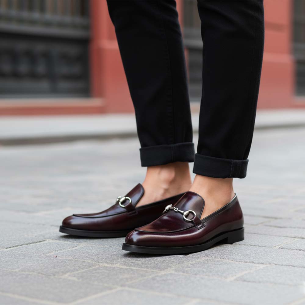 Mocasines rojos de piel para mujer con adorno metálico de estribo, hechos a mano en España Beatnik Nina Red