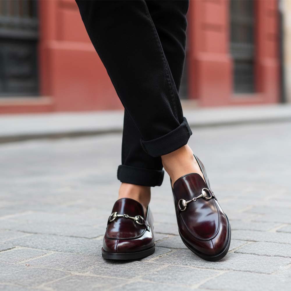 Mocasines rojos de piel para mujer con adorno metálico de estribo, hechos a mano en España Beatnik Nina Red