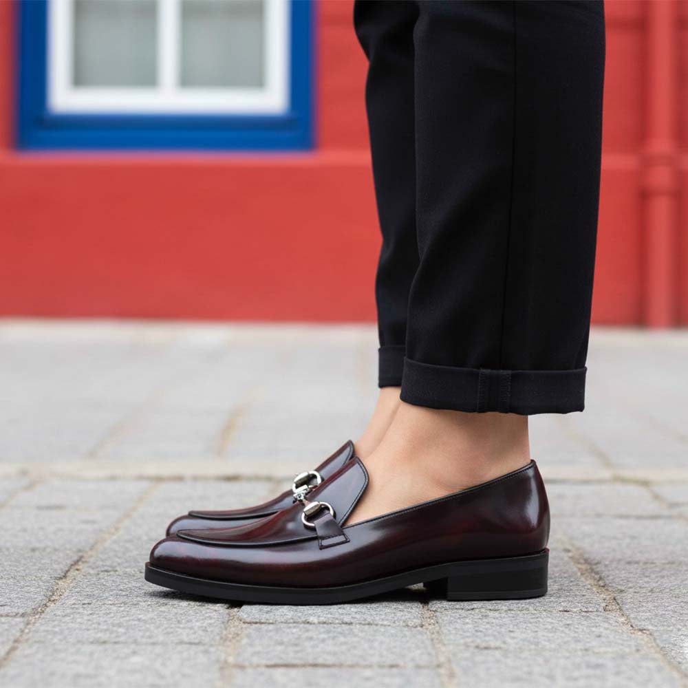 Mocasines rojos de piel para mujer con adorno metálico de estribo, hechos a mano en España Beatnik Nina Red